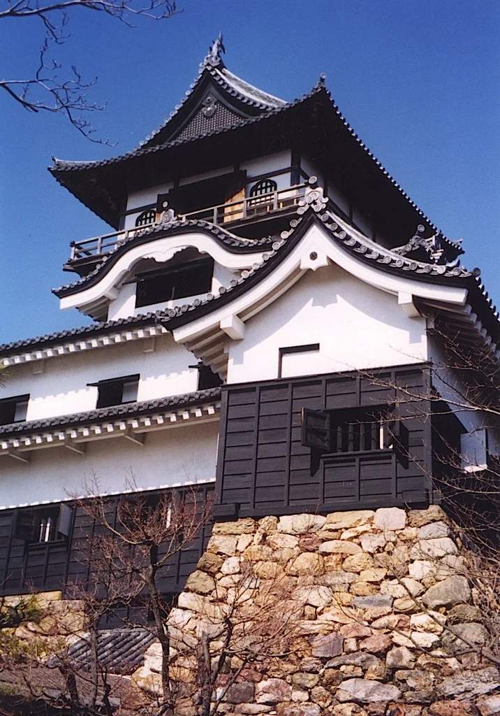 5-1 Inuyama Castle, completed in 1440, is the oldest extant castle in Japan and one of four castles awarded the status of National Treasure.