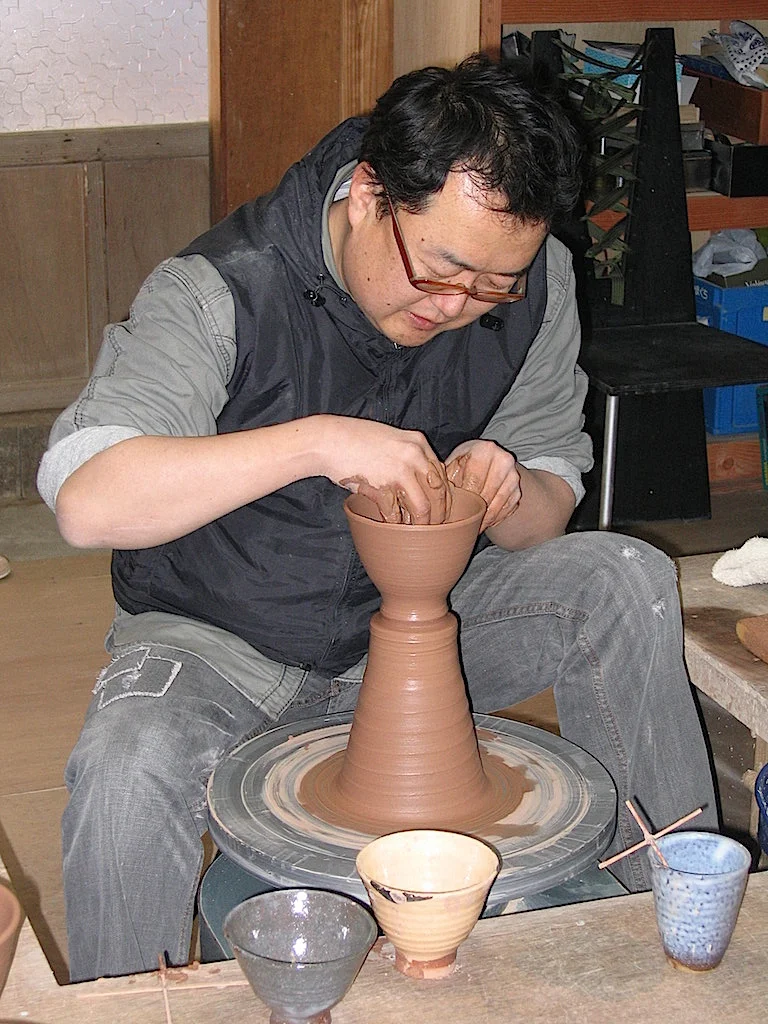   12-5  Potter at work on an electric wheel  