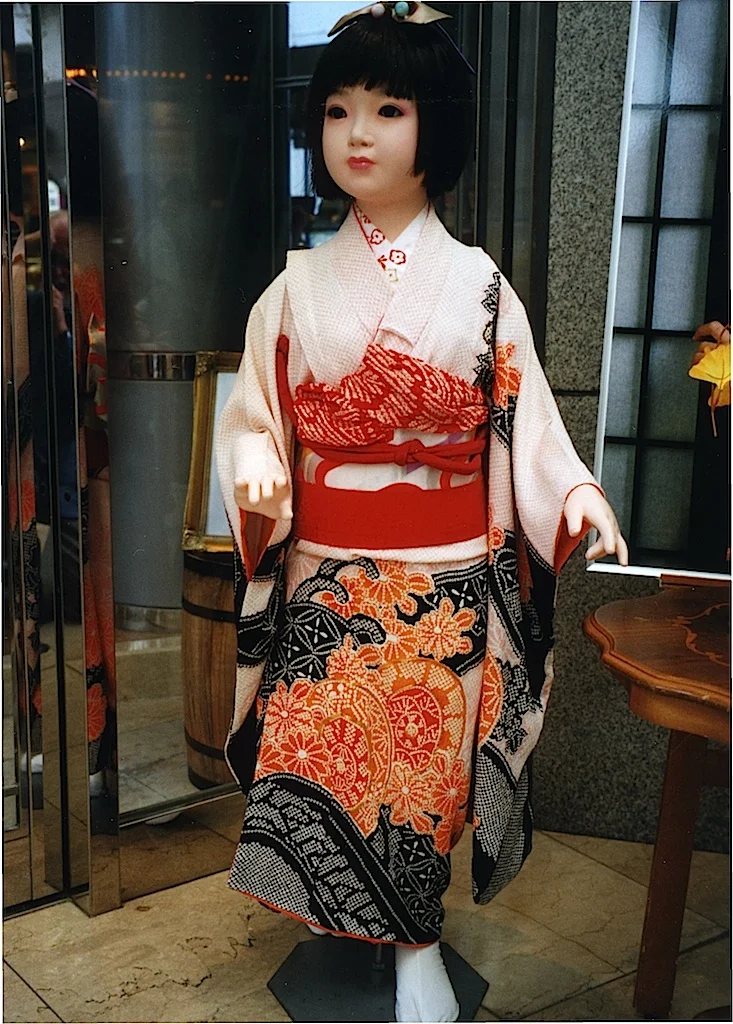 13-10 Girl's formal kimono is much more colorful than her male counterpart.