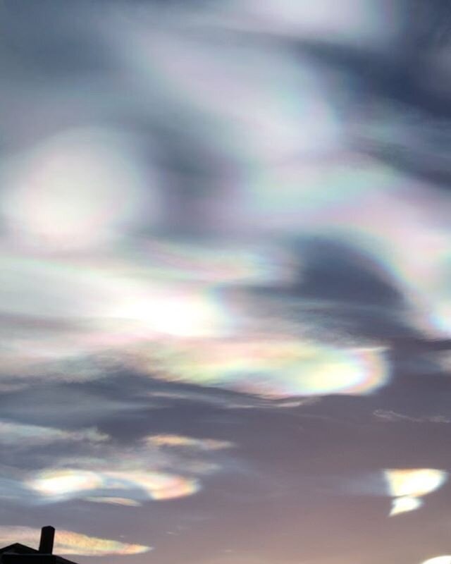 新的一年用北極的火彩虹與大家說聲:
2020 新 年 快 樂!!! #新年快樂 #2020 #firerainbow #firerainbowcloud #thearctic #arcticlife #northpole #kiruna #lapland #kirunalapland #swedishlapland