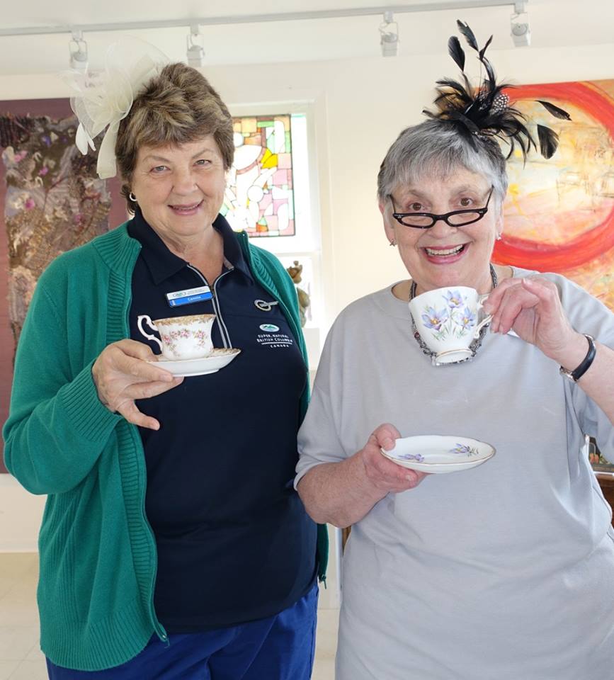 Connie from the Visitor Centre and bead jeweller Carol Newmayer