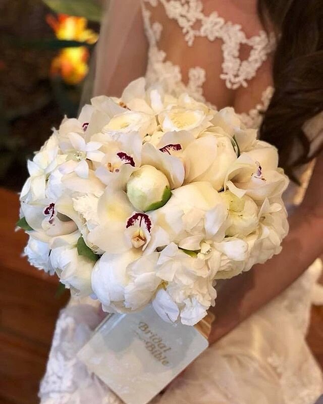 Obsessed with this luscious, elegant bridal bouquet by the talented @danielevents 😍😍