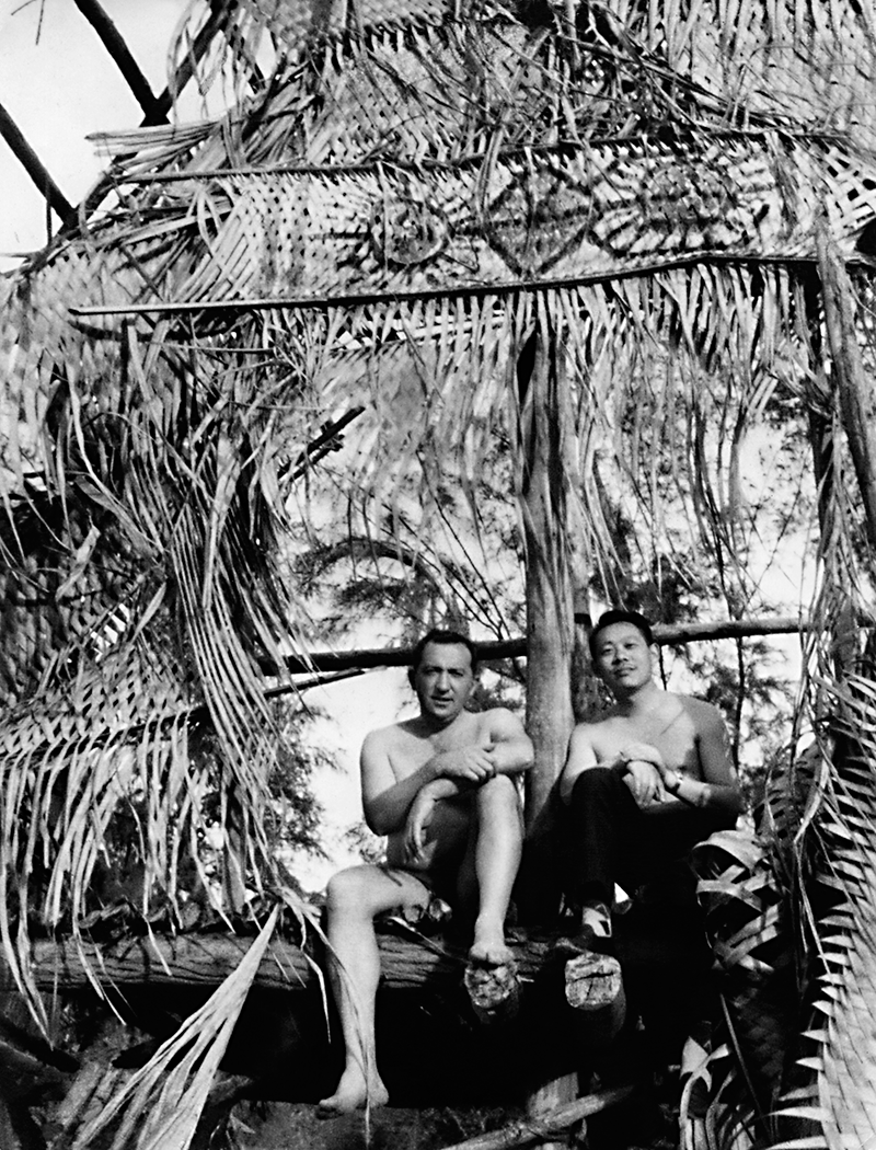 Avec Pierre Soulages sur l’île de Kawai, 1958. Droits réservés