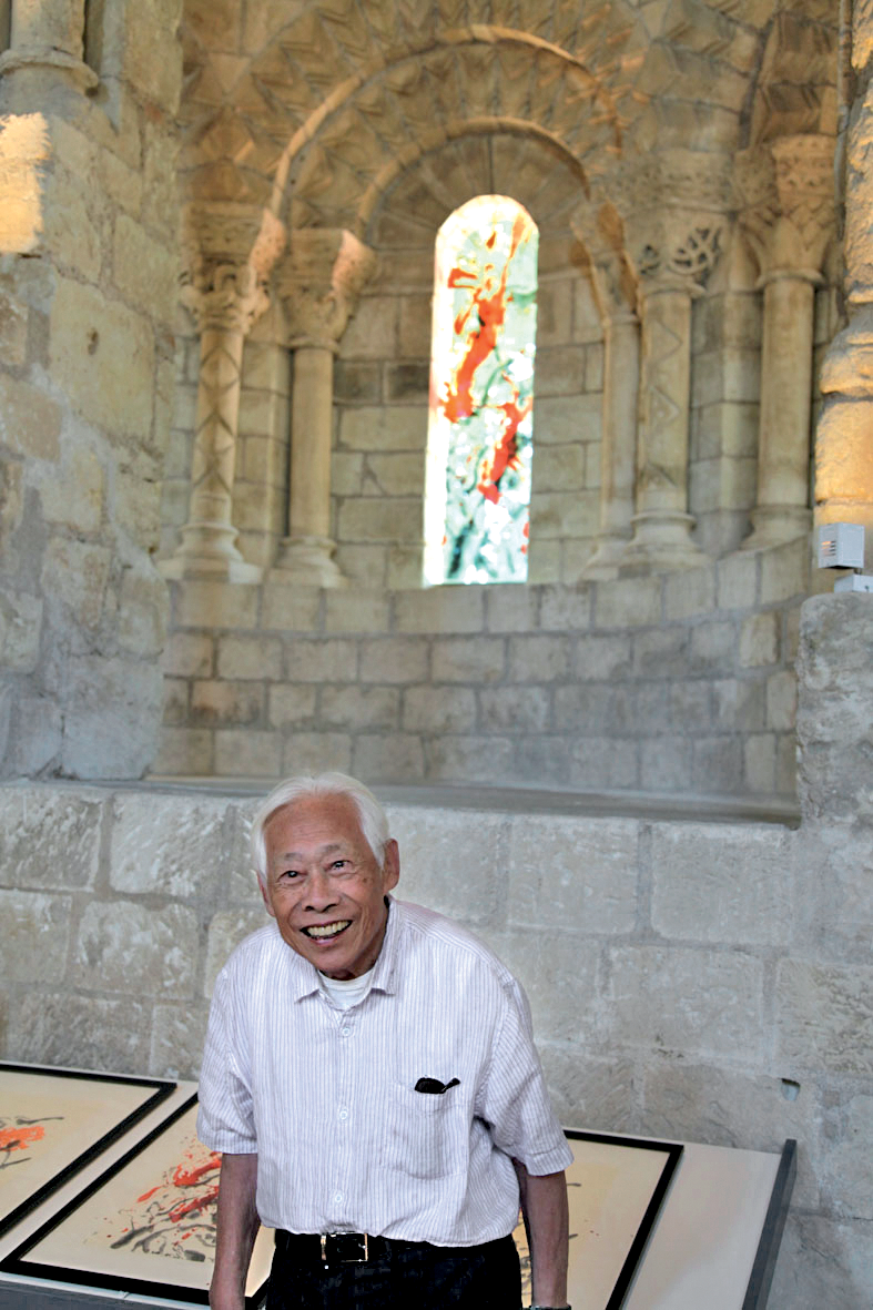 Au Prieuré de Saint-Cosme à Tours devant les vitraux de la chaire de lecture, juillet 2010. Photo Philippe Koutouzis