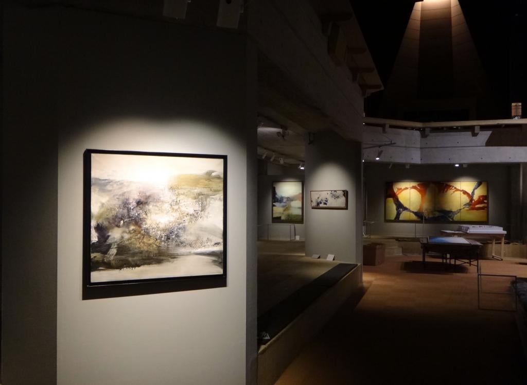 Exhibition being assembled (photos Y.H.)
