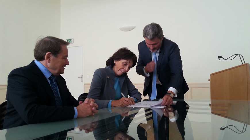 Signature de l'acte de donation de la collection personnelle de Zao Wou-Ki à Issoudun