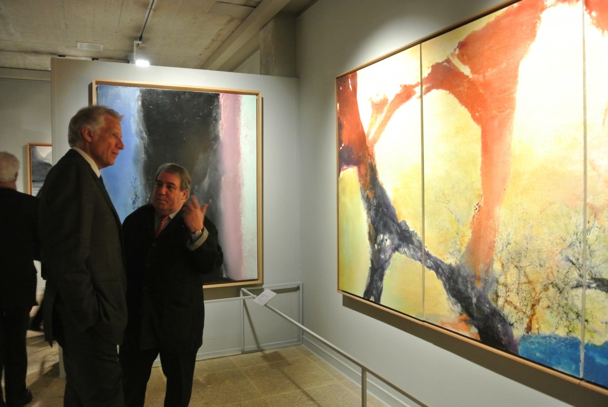 Daniel Marchesseau tours the exhibition with Dominique de Villepin: behind him “Hommage à Henri Matisse”, 1986