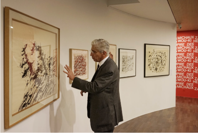 Bernard Vouilloux, commissioner of the exhibition, in front of the works of Henri Michaux (D.R.).