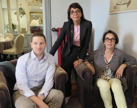 Françoise Marquet-Zao (standing), in the company of Yann Hendgen, artistic director of the Zao Wou - Ki Foundation, and Marie Chenot, her childhood friend, of Saint-Ambroix.