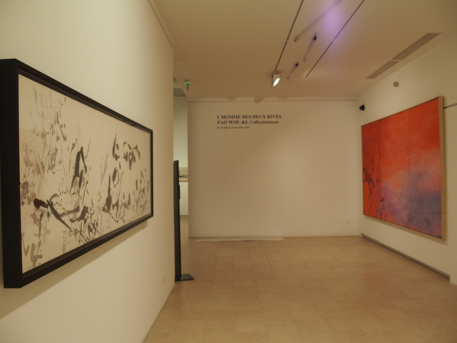 Vue de l'exposition Zao Wou-Ki collectionneur, musée de l'Hospice Saint-Roch, Issoudun. À gauche Zao Wou-Ki, Sans titre, 2007. Encre de Chine et lavis d'encre sur papier marouflé sur toile, 72 c 213, 5 cm.. Musée de l'Hospice Saint-Roch, Issoudun. Don de l'artiste, 2008 (inv. 2008.7.1). À droite Zao Wou-Ki Hommage à Françoise , 23.10.2003 - Triptyque, 2003. Huile sur toile, 195 x 324 cm. © photographie Le Curieux des arts Gilles Kraemer, visite presse, 2016