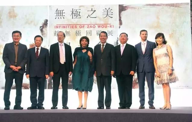 出席開幕式的貴賓合影:立法委員黃國書(左起)、亞洲大學校長蔡進發、亞洲大學創辦人蔡長海、趙無極夫人 法蘭絲瓦絲.馬凱、文化部副次長楊子葆、元大文教基金會董事馬維建、趙無極基金會藝術總監揚.亨德根、亞洲 大學董事林嘉琪