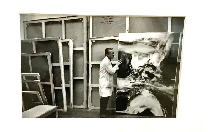 Zao Wou-ki photographié Par Henri Cartier-Bresson dans son atelier rue Jonquoy