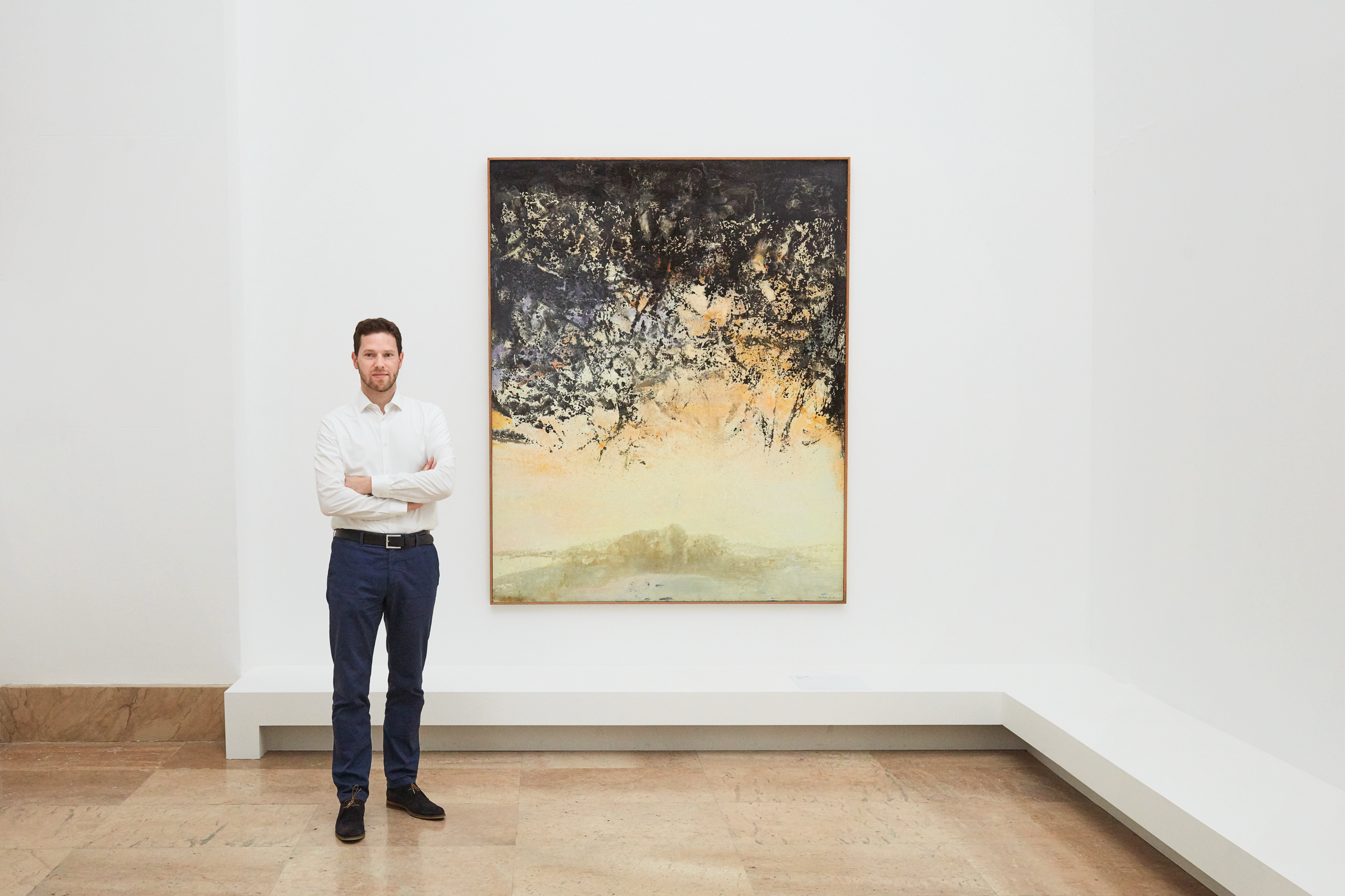 Portrait de Yann Hengden devant une toile de Zao Wou-ki, 11.11.96, peint en 1996 © Christie’s Images Limited