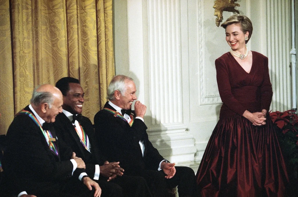  Oscar De La Renta with Former First Lady Hillary Cilnton.&nbsp;Image from SF Gate.&nbsp; 
