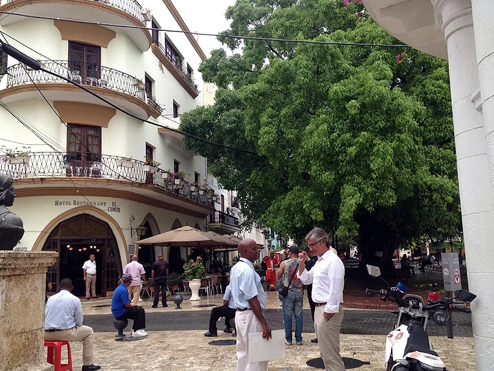 Pete indicating just how little Spanish he speaks.