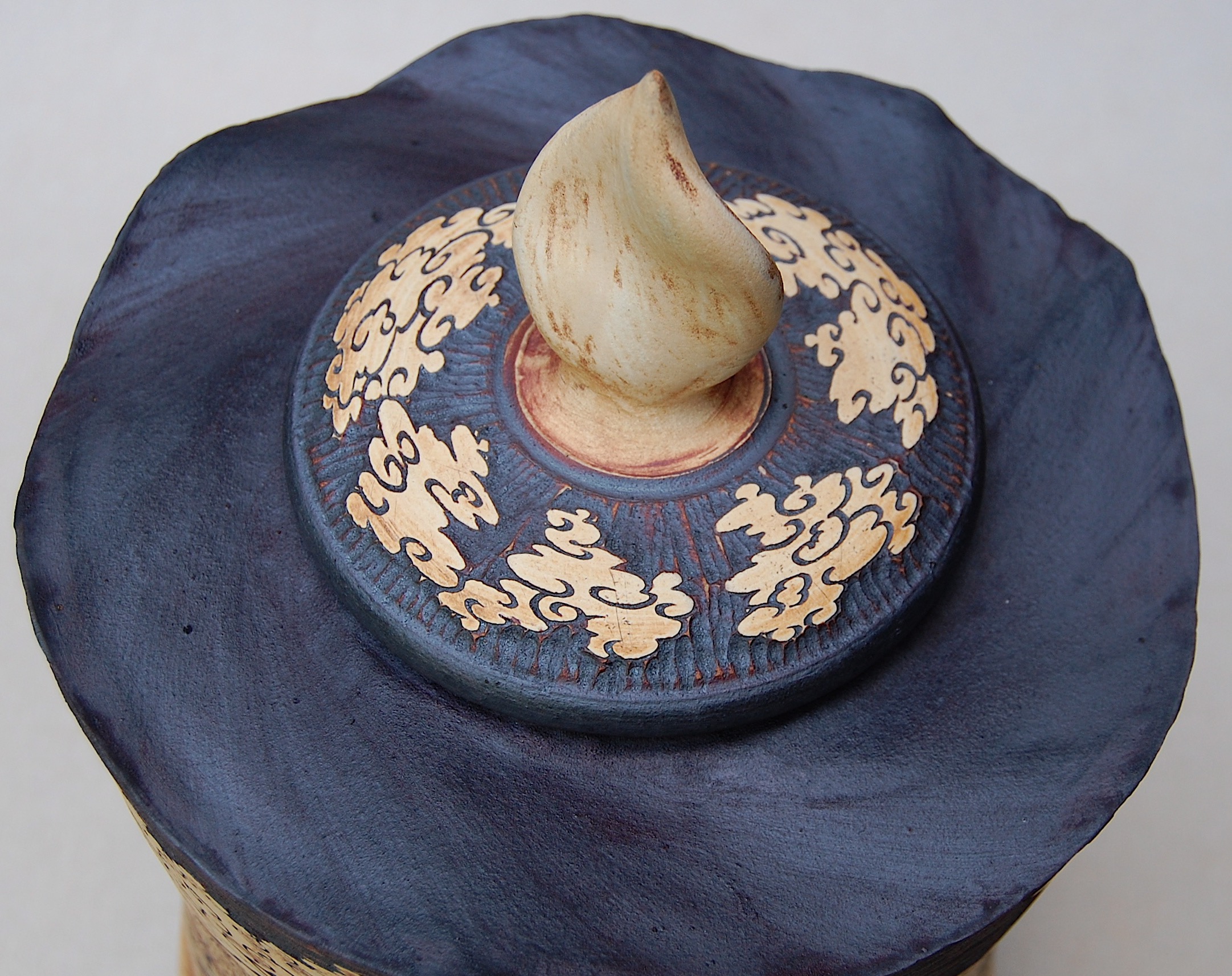 Lid-10 Carved flat lid with flame handle
