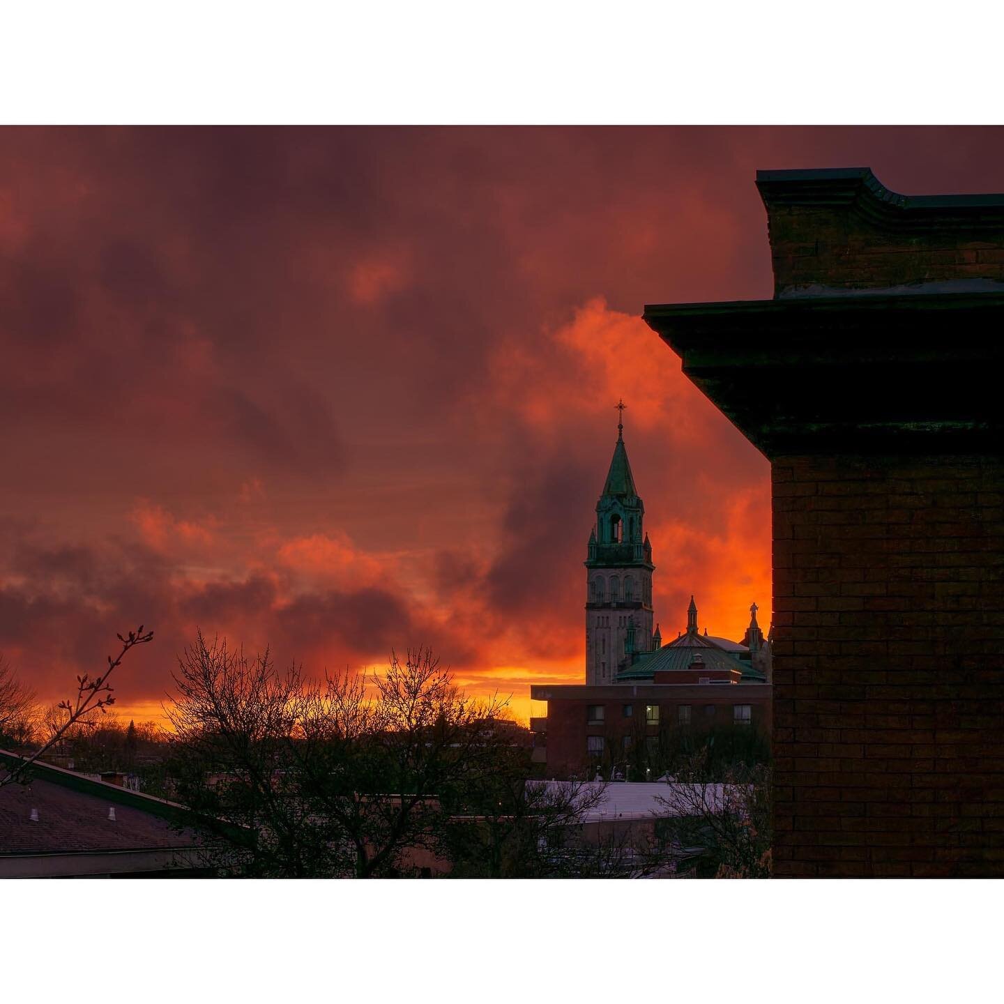 It was a really pretty sunset last night. I was lucky to take a few pictures at the tail end of it. Lumix 35-100mm was handy, and then I cropped the image. #lumix35100 #sunset #steeple #cloudporn #ooo #montrealphotographer #balconyview