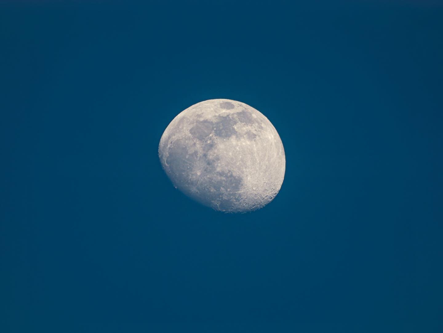 A fortunate moon. Lumix 35-100mm f/2.8. Even cropped in, quite sharp. #lumix35100 #moonporn #blue #moon #beautiful