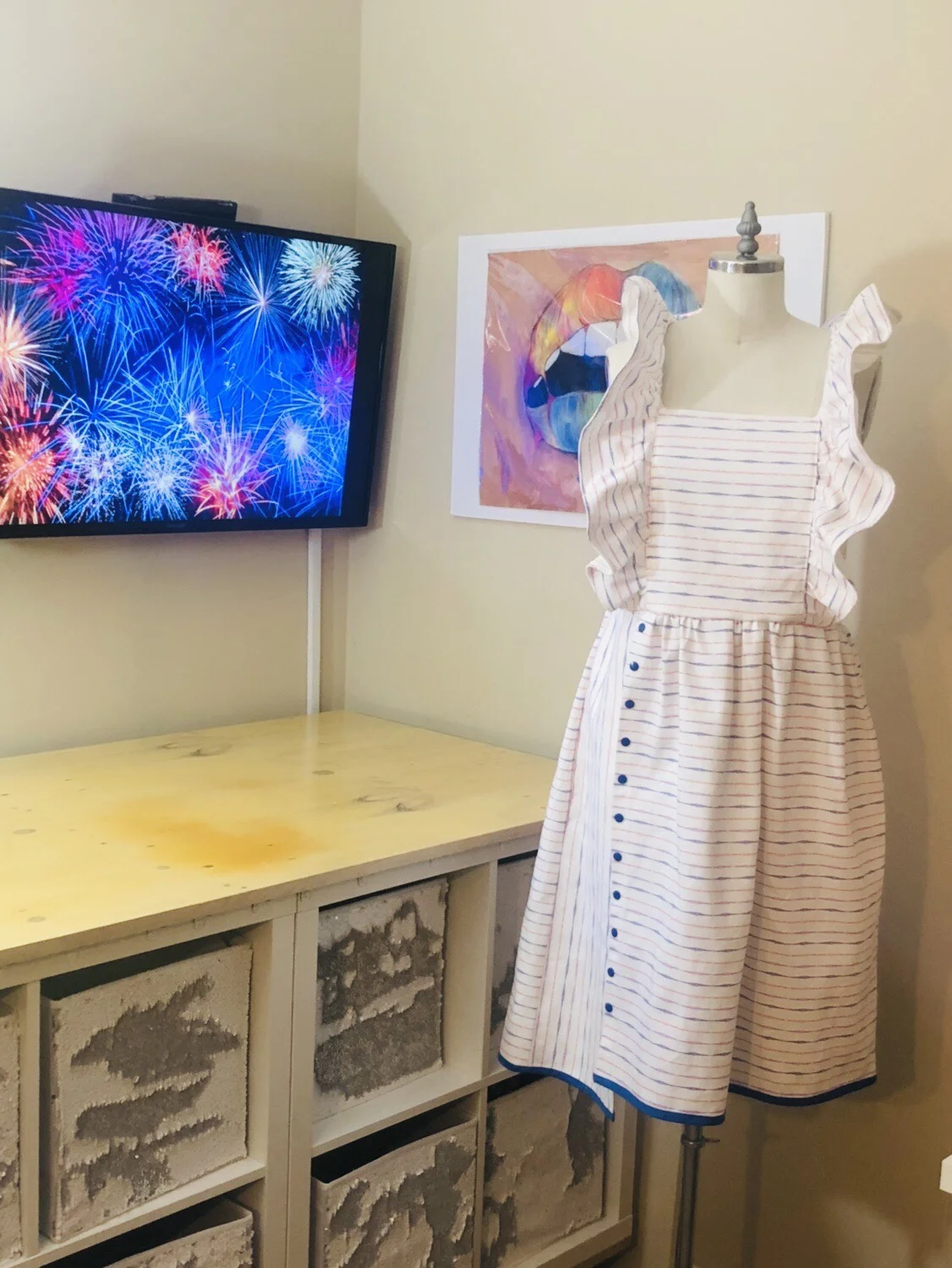 High ruffle flanges give this dress drama