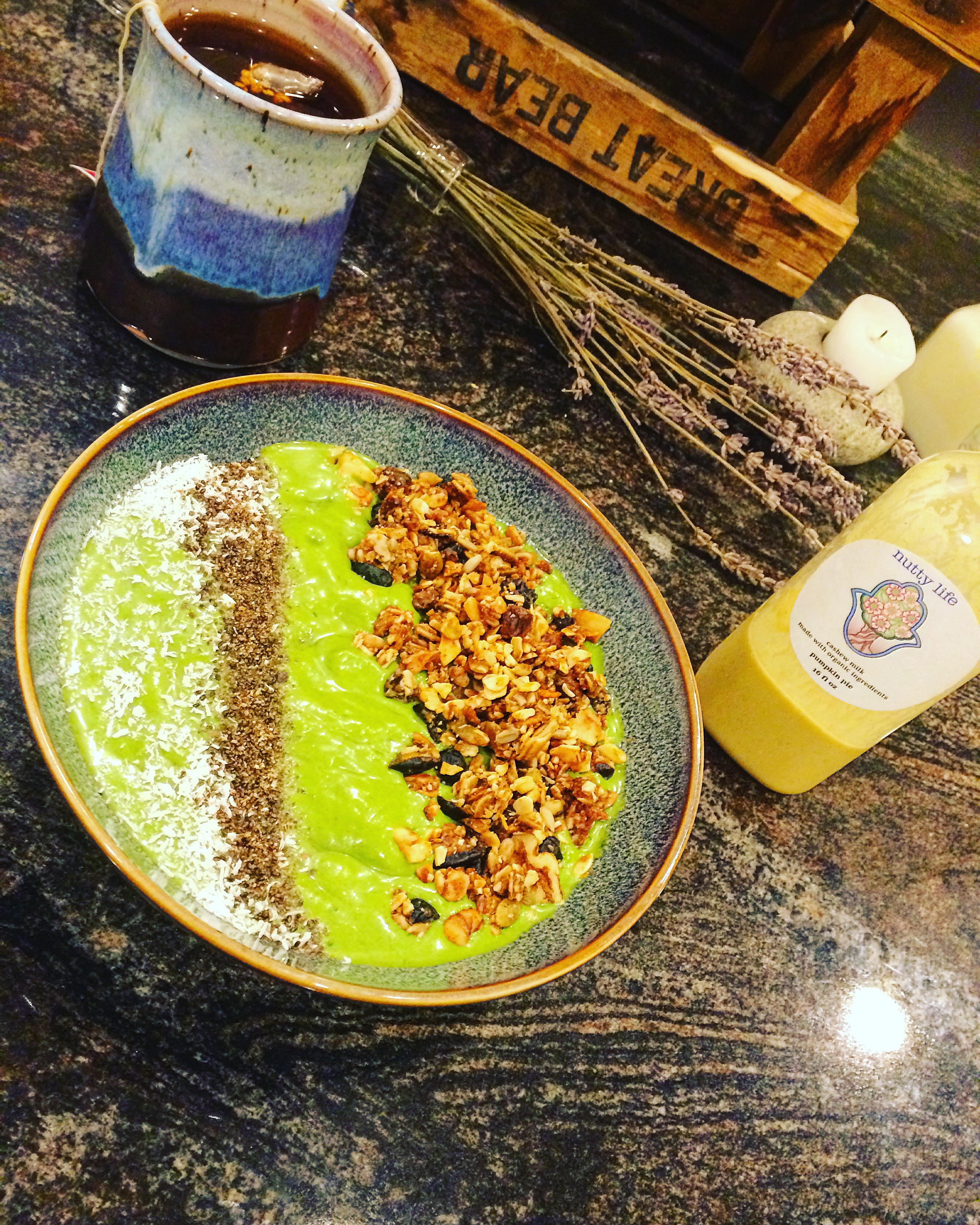 my delicious green pumpkin pie smoothie bowl :)