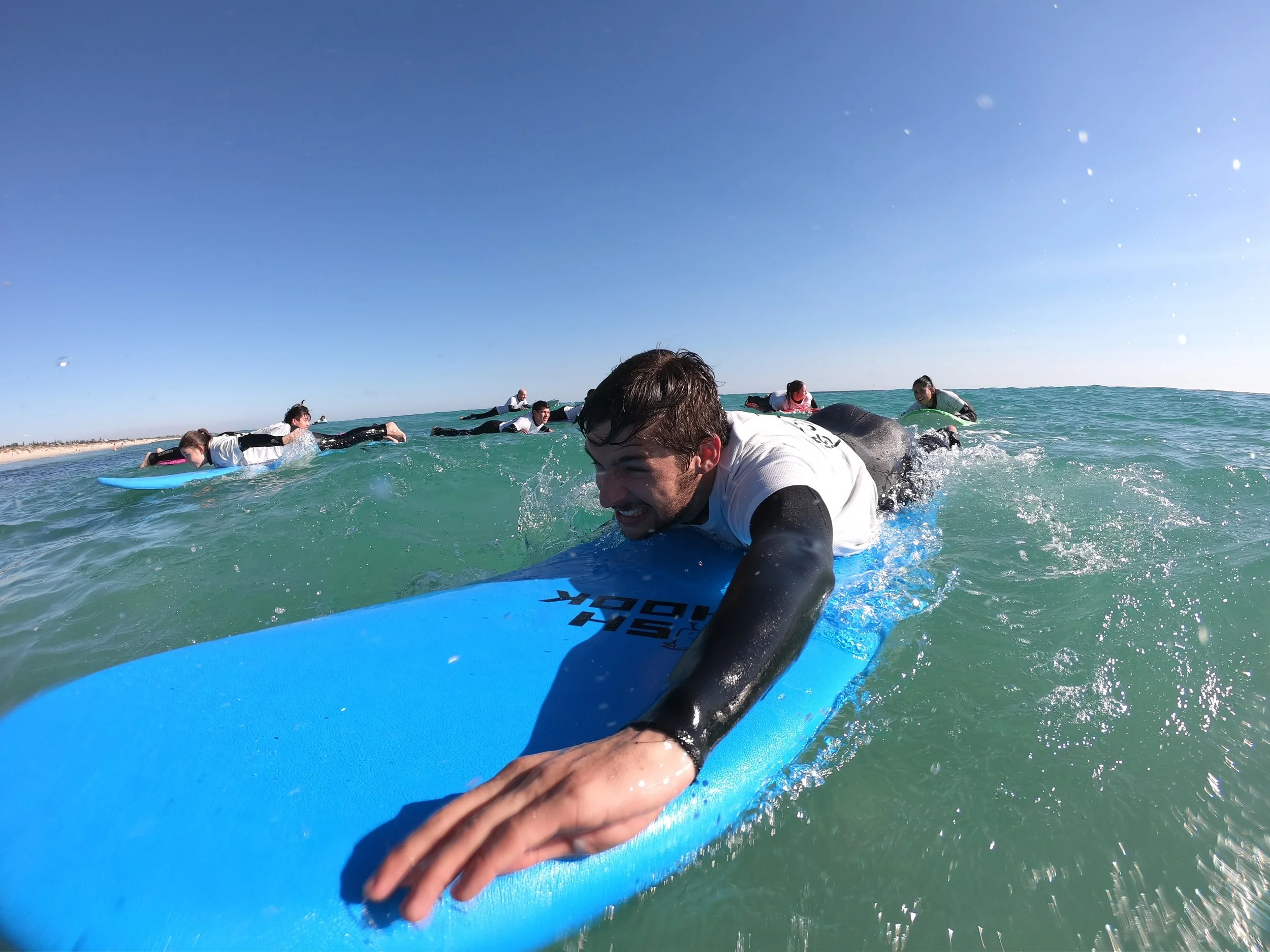 Beginner surfing / How to paddle on a surfboard