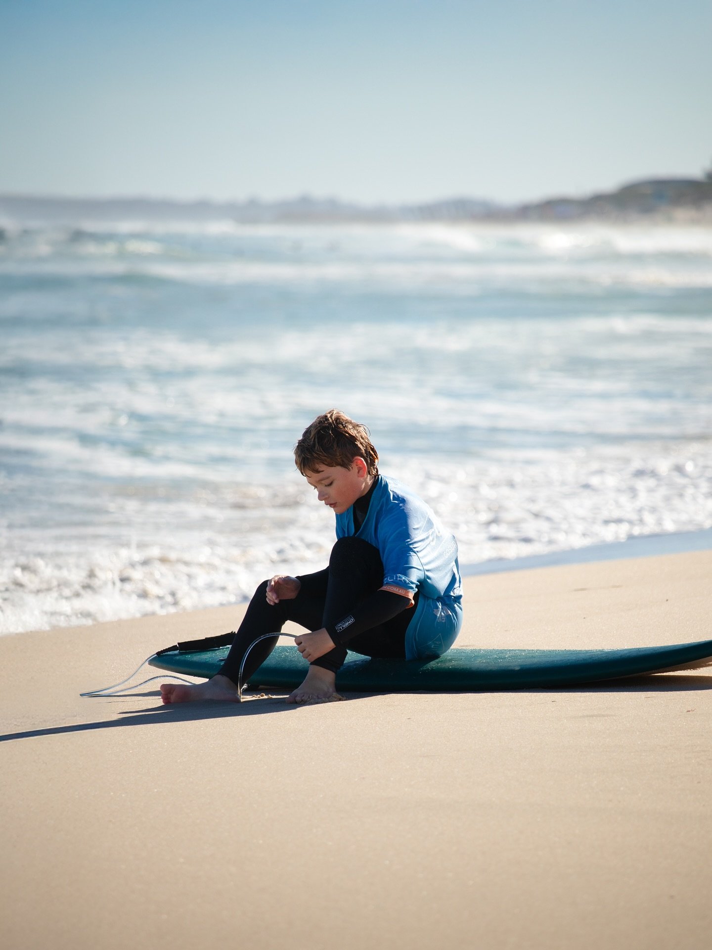 Ready to face the waves🌊
&bull;
We&rsquo;ve made the switch to our 4:3 winter wetsuits to keep you nice and warm out in the surf! 

Plenty of waves around, so feel free to book a lesson on the Go Surf website🤝

#gosurf #surfing #winter #surf #surfe