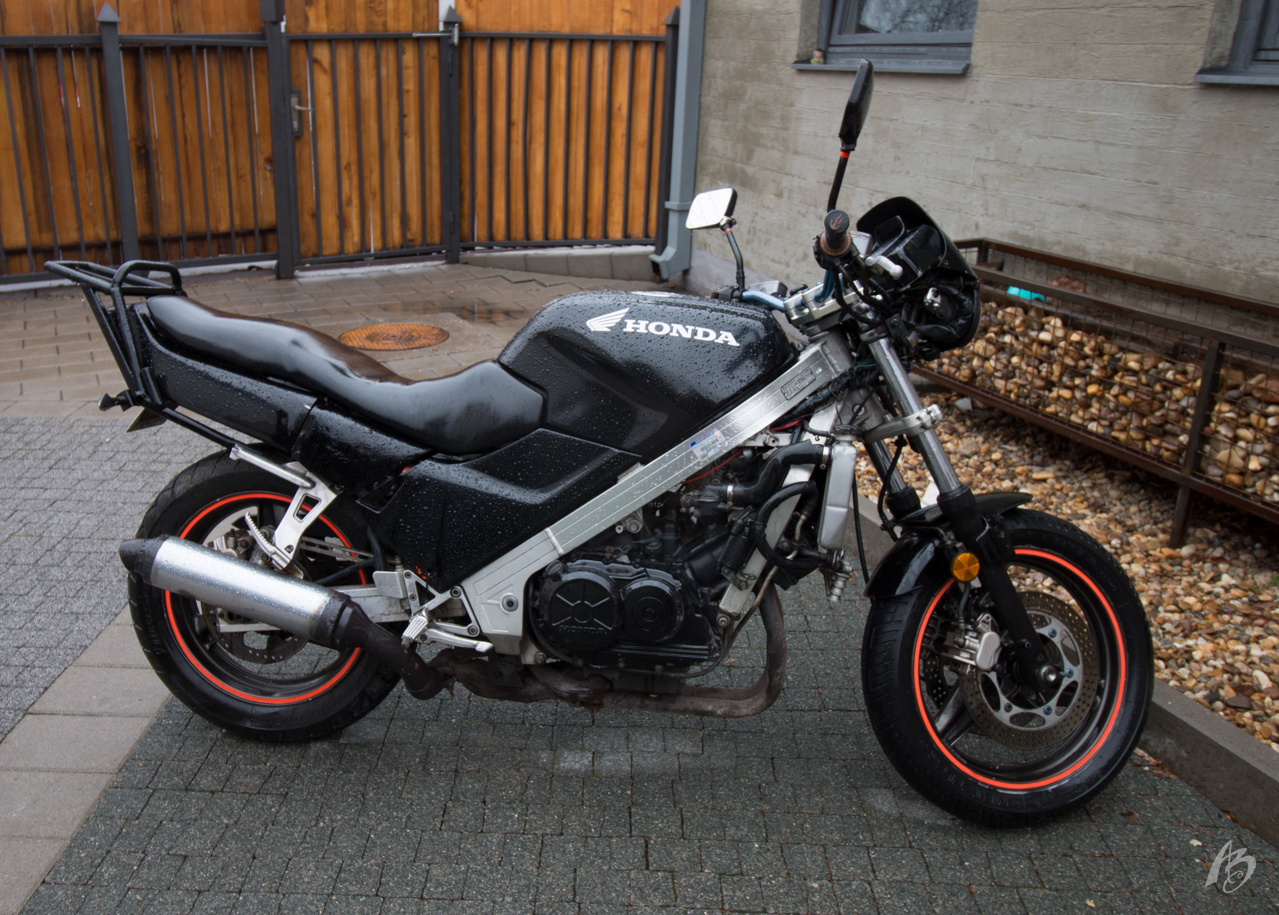 '89 Honda VFR750F. Some "custom" mods made, but overall in good shape. (Rainy day ☹)