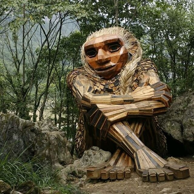 I love these!

This is the work of Danish recycled art activist Thomas Dambo, who makes giant trolls from disused wood and other rubbish and installs them in parks and green spaces.

Saving landfill while making the world more wonderous.

#art #sculp