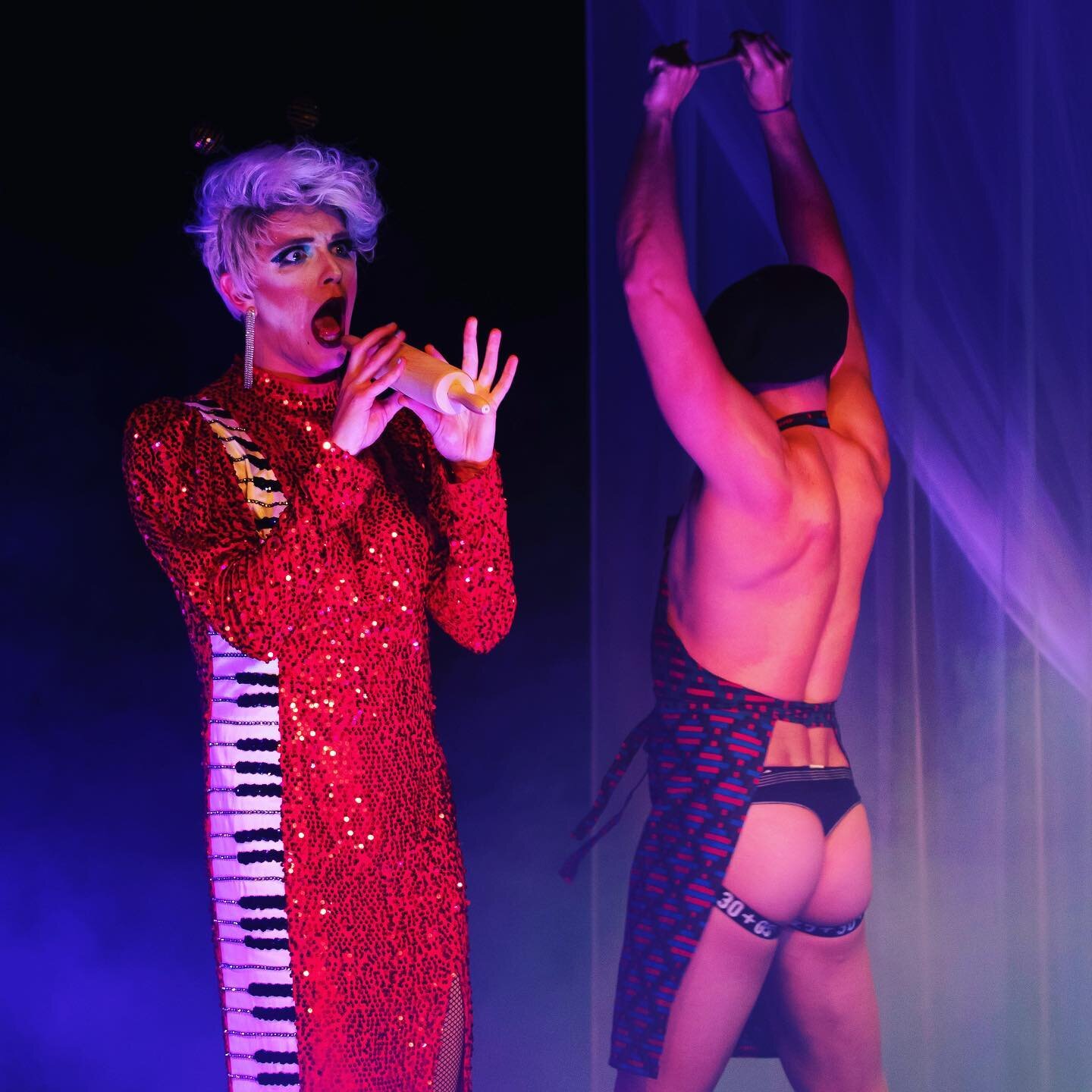 Morgen wird es heiss!
27.09. 20:00 Uhr Bad Godesberg
#irmajungunddagmardangereux mit ihrer Show #derwindhatmirkeinliederzählt im @kleinestheaterbg 
#gaynrw #gaycologne #gaybonn #drag #dragshow #dragnrw #travestie #travestieàlacarte #sexyass #naked 