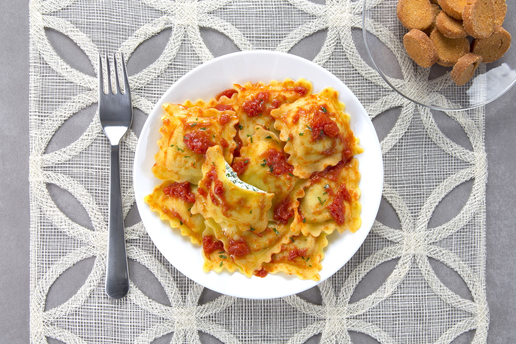 Ravioloni_RicottaSpinaci_Pomodoro_Amb.jpg