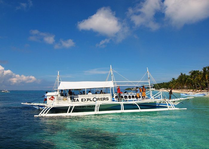 Ocean-hunter-boat-in-Malapascua.jpg