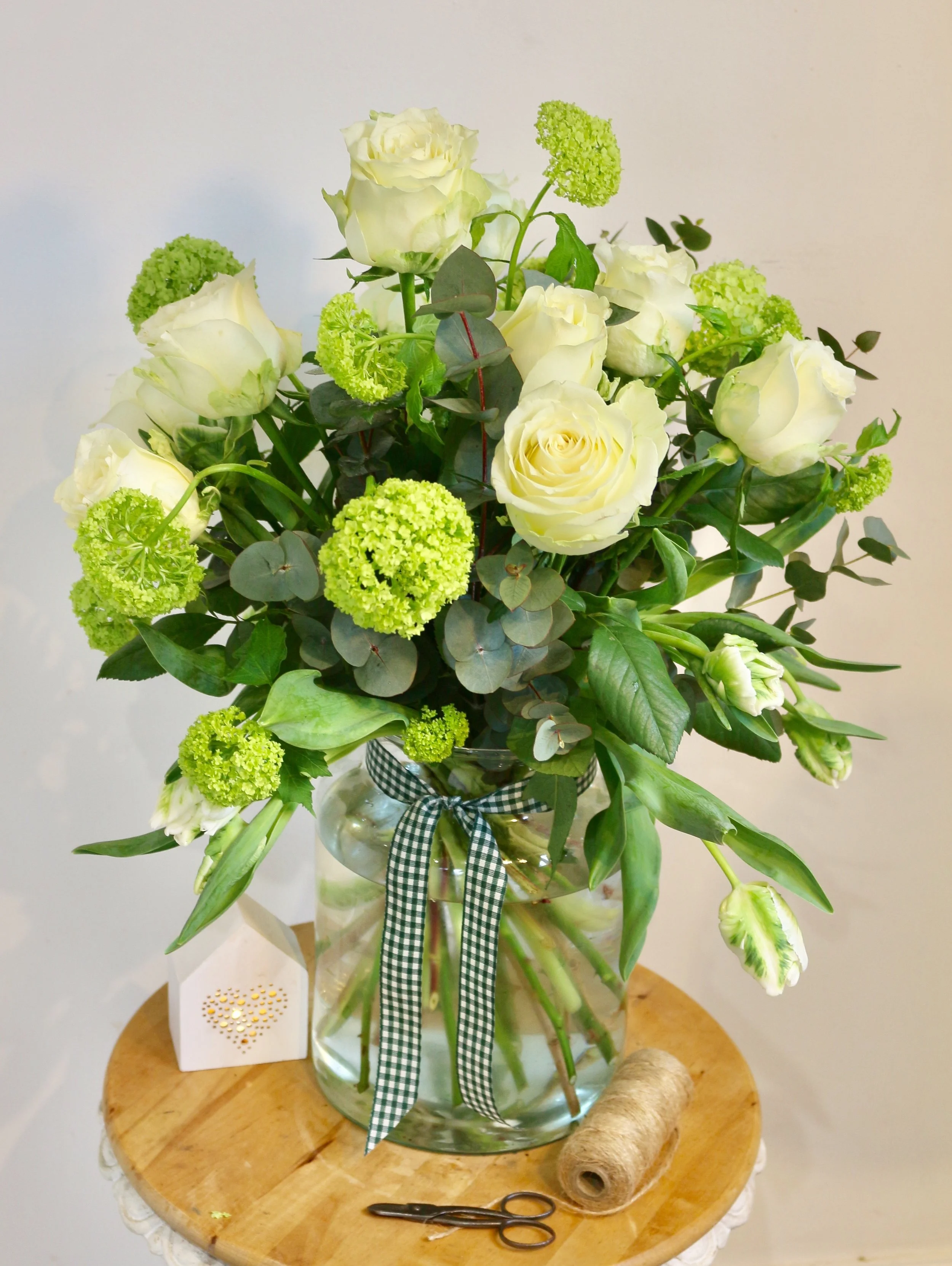 A Spring handed - colours and flower varieties may differ, depending on availability at the time of the workshop.