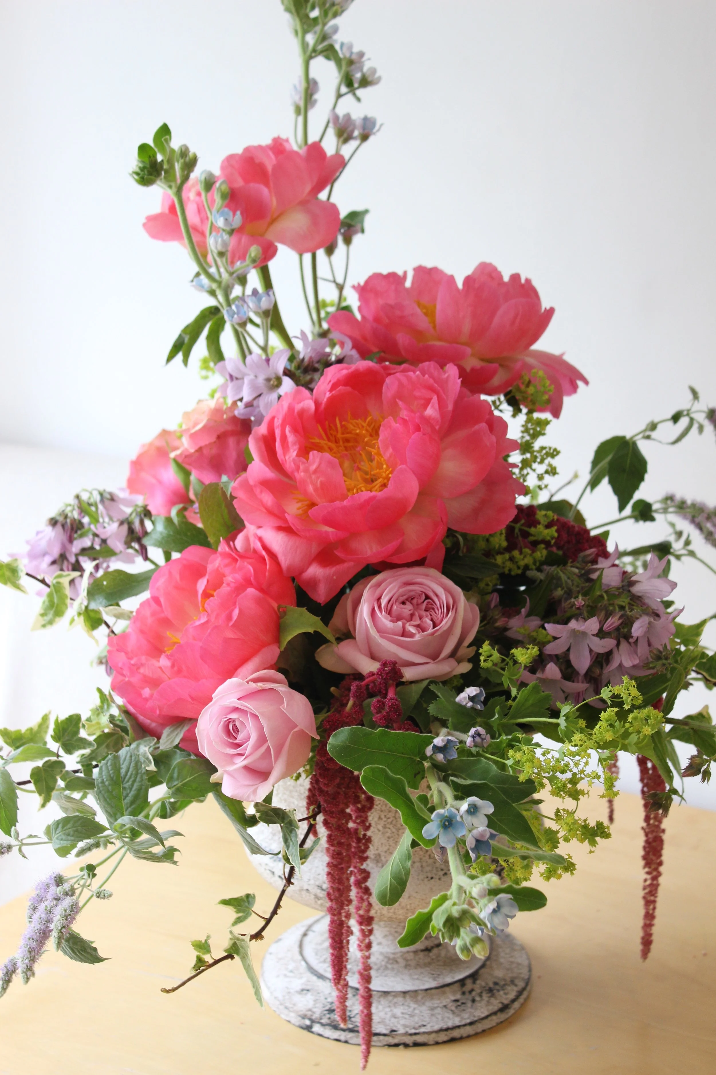 Table centre - colours and materials will vary depending on the availability at the time of ordering.
