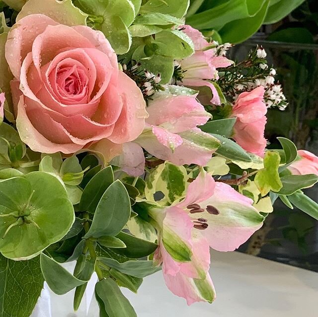 Yesterday I did a Wired bridal posy tutorial, stream live on Teams...
Using different ways to keep teaching, sharing skills

#loveflowers🌸 
#loveteaching 
#wiredposy
#weddingdesigns 
#livefloraldemo 
#floristry
#learningathome 
#learningsomethingnew