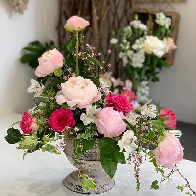 Today&rsquo;s live 1:1 demonstration on how to make an asymmetrical design. 
#learnsomethingnew 
#loveflowers
#lovepeonies 
#inspired
#floristry 
#flowerarrangement 
#homelearning 
#staysafestayhome