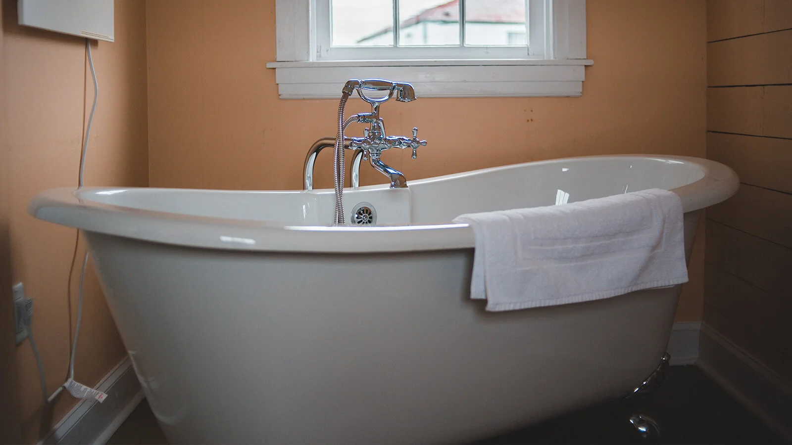 How to unclog a bathtub drain