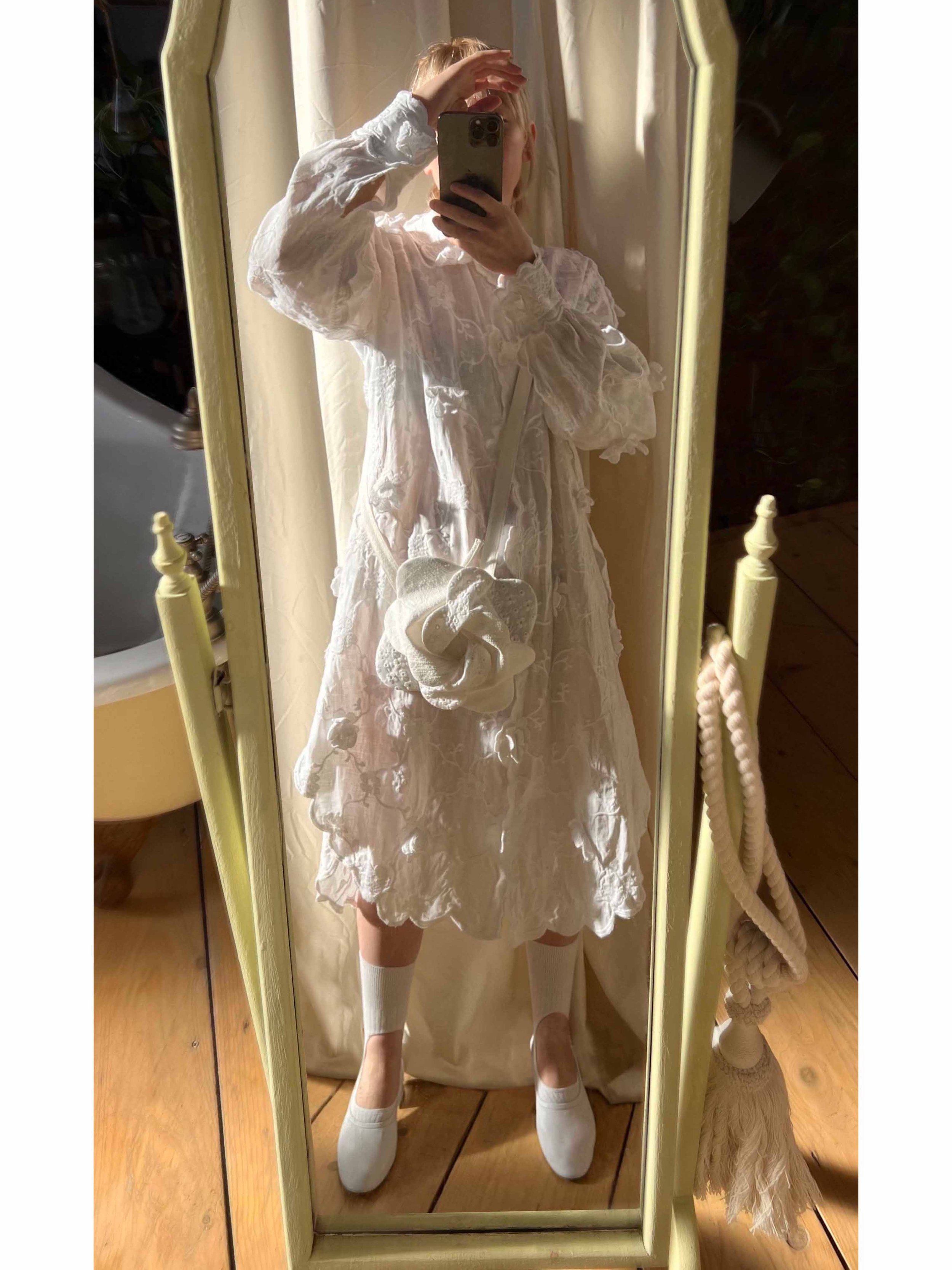 Flowertwist Mini Bag (white) - mirror selfie 1-P.jpg