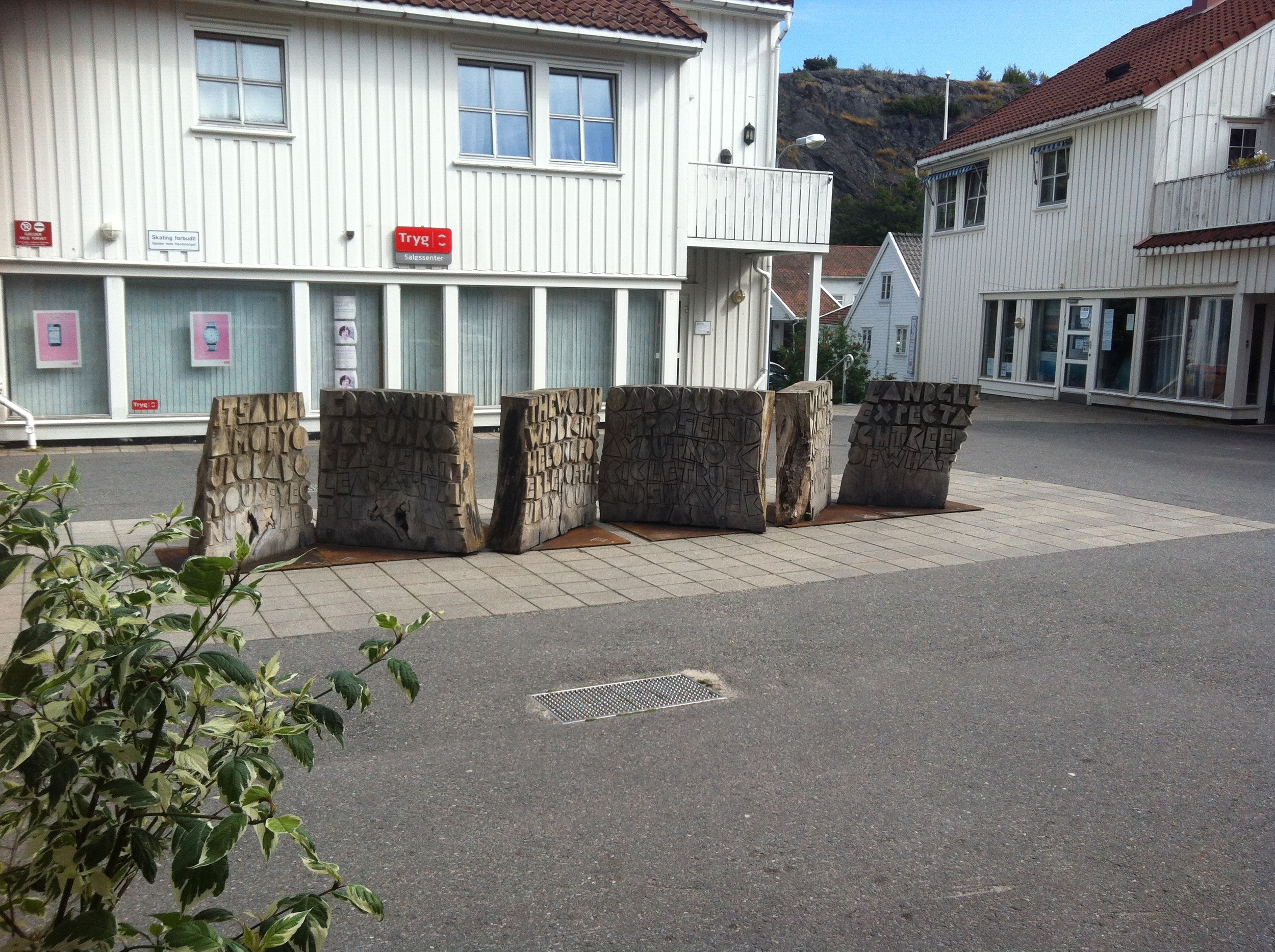 De 7 SCRIPTORIUM skulpturer blev udstillet på torve og pladser i Grimstad, Norge i sommeren 2012.