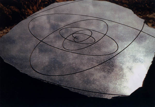 Centrum for Vinterens Hjerte, er Markeret med denne sorte granitsten I True Skov ved Århus. Stenen her indgraverede give mindste synlige hjertelinjer.