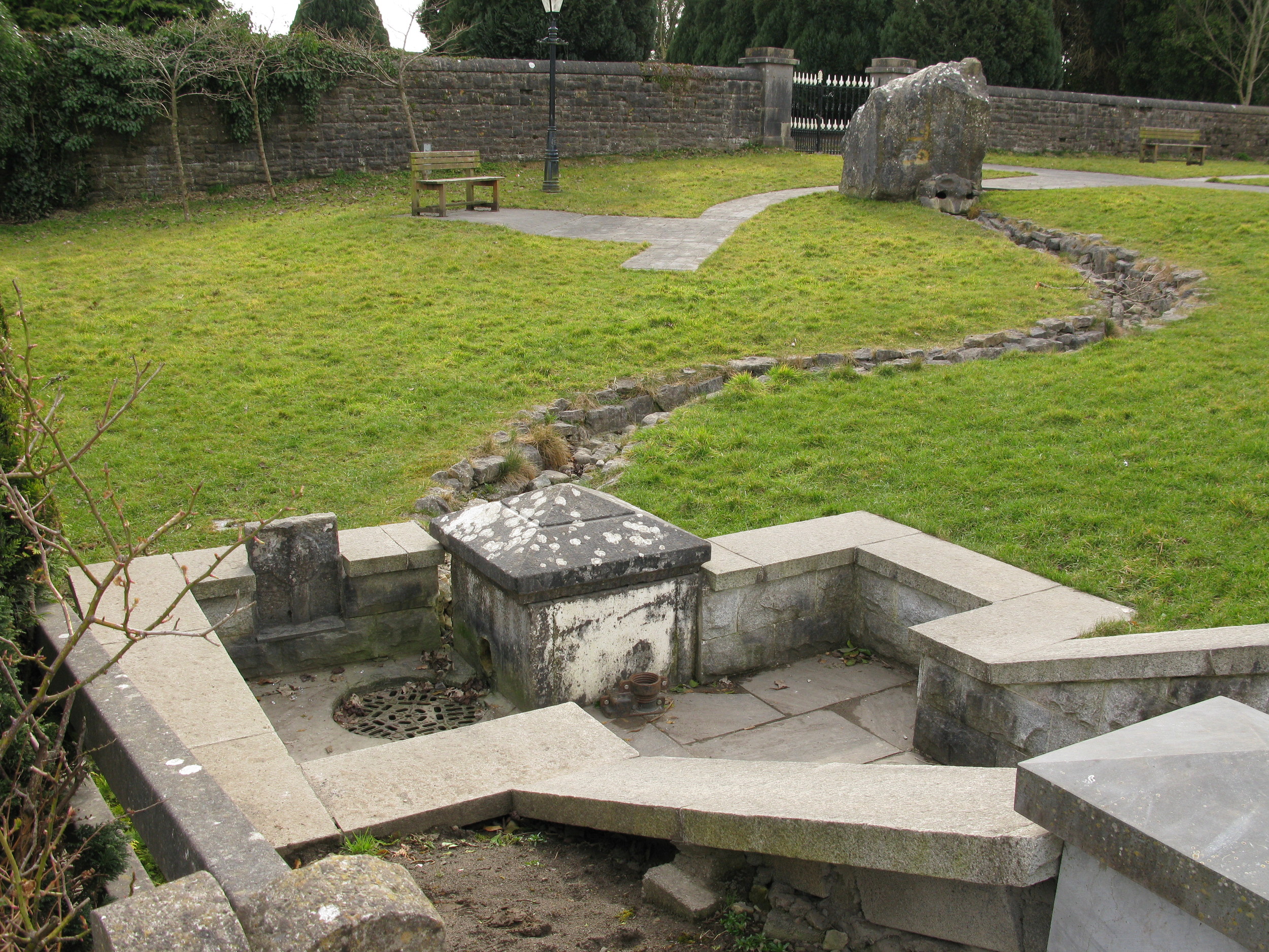 12. Tobar Mhuire, Elphin, Roscommon. Jeg måtte løfte kloaklåget for at hente lidt vand.