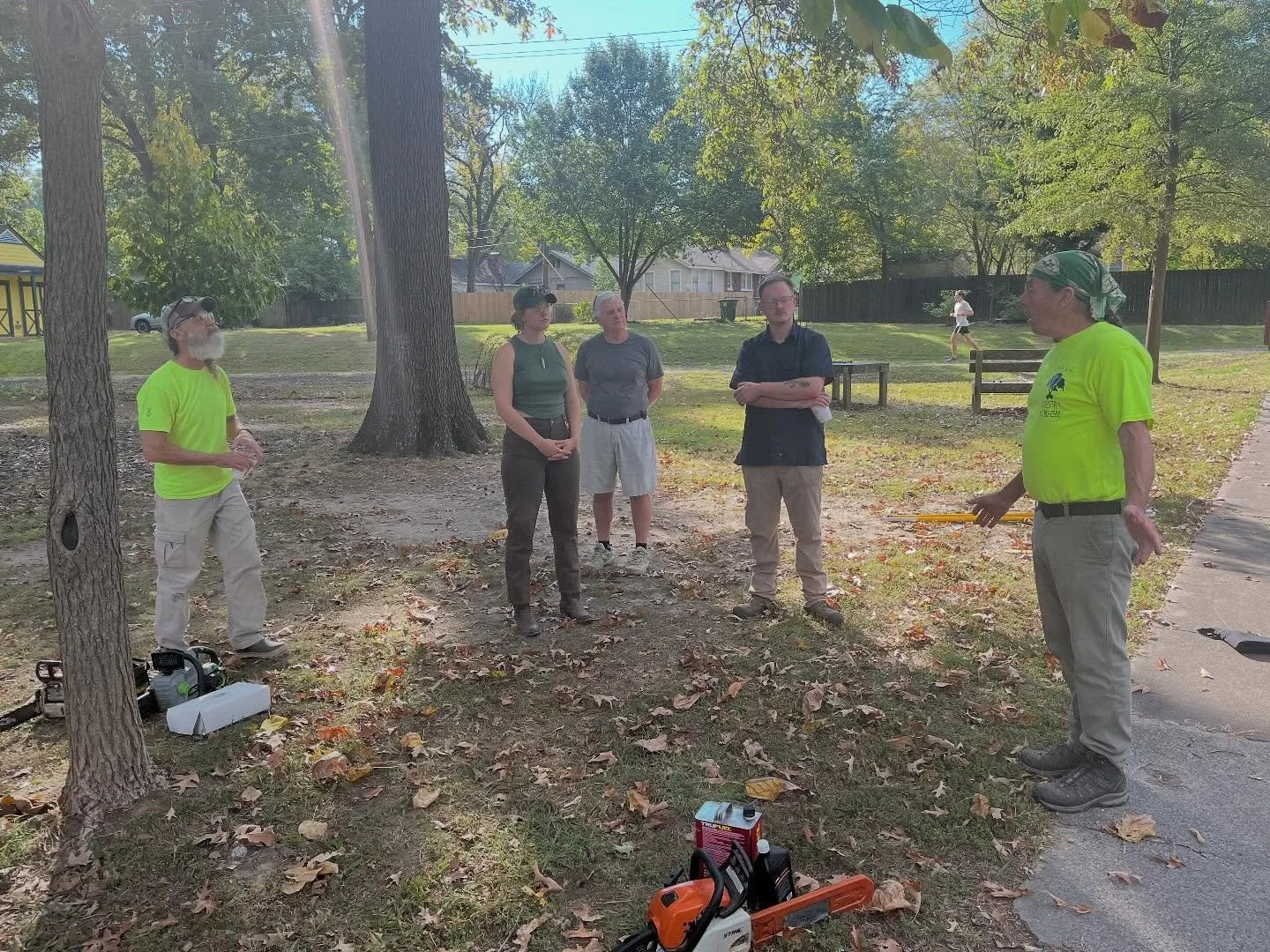 We learned a lot at last Saturday&rsquo;s &ldquo;Chainsaw Safety Class&rdquo; in the shade garden with @overtonpark &amp; @memnativetreeworks ⛓️🪚 be sure to reach out to us at vegreenline@gmail.com if you (or an organization) might be interested in 