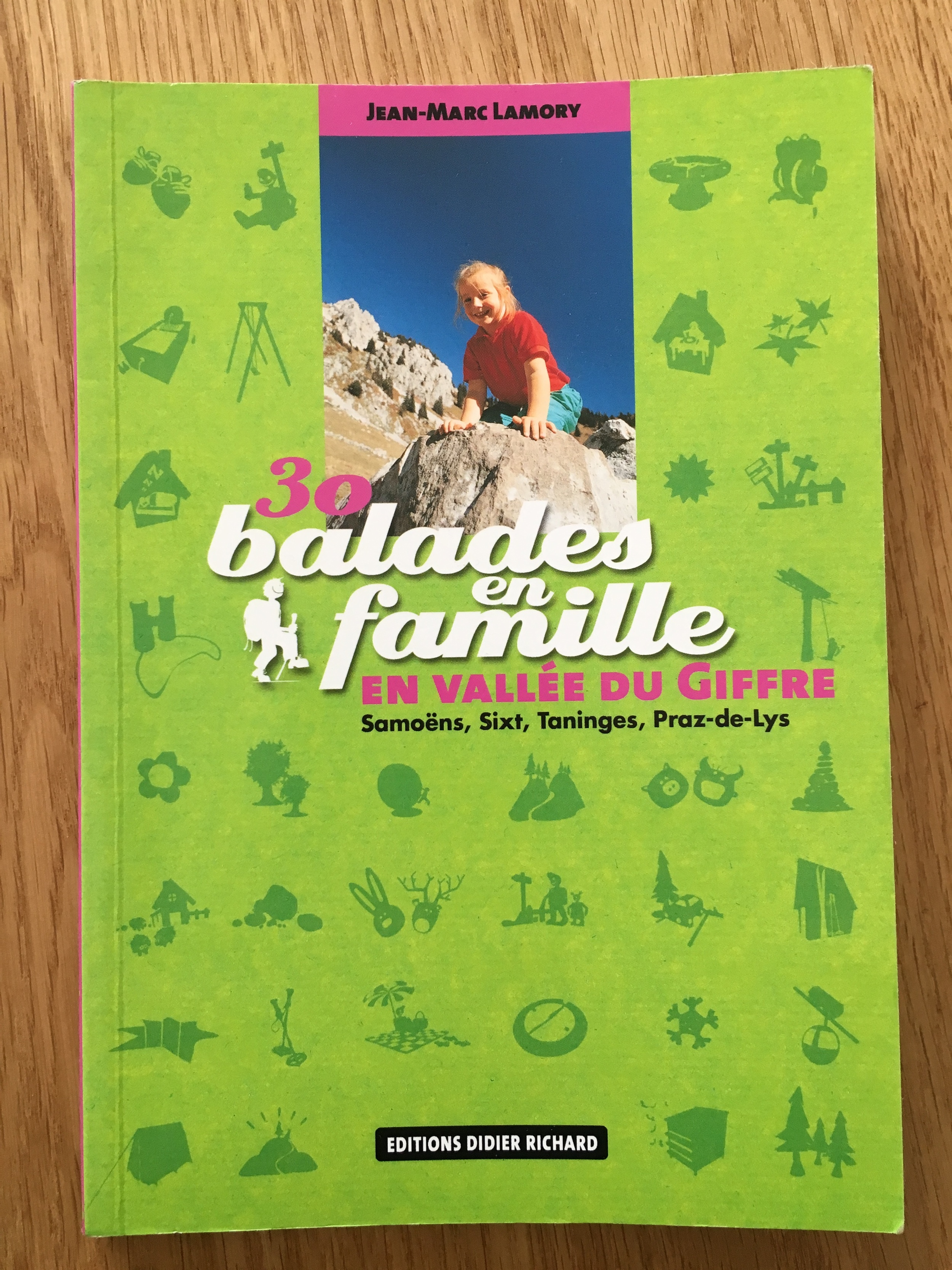 Walking guide book de jour. In french.