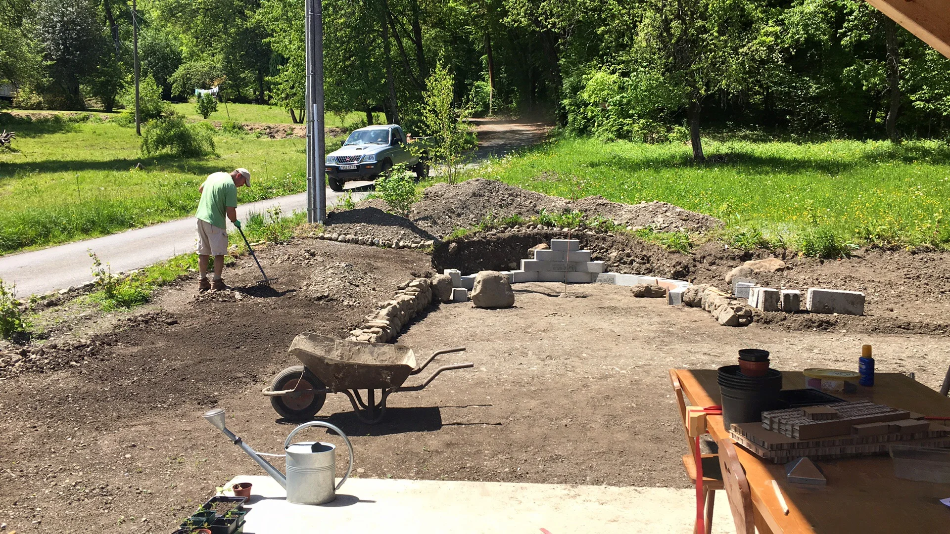 preparing the terrain pour le gazon-en-rouleax
