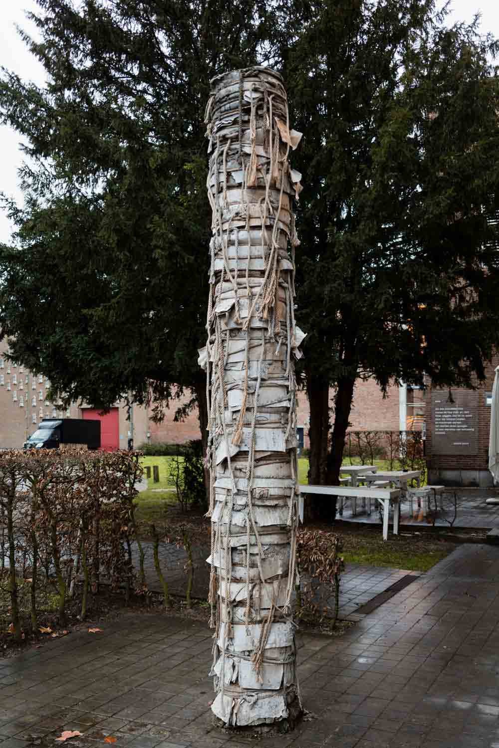 _Malkolos-,in-situ-S.M.A.K,-2016,-4-meter-hoog,-diameter-45-cm,--cement,-touw,-karton,-Foto-Michiel-De-Cleene.jpg