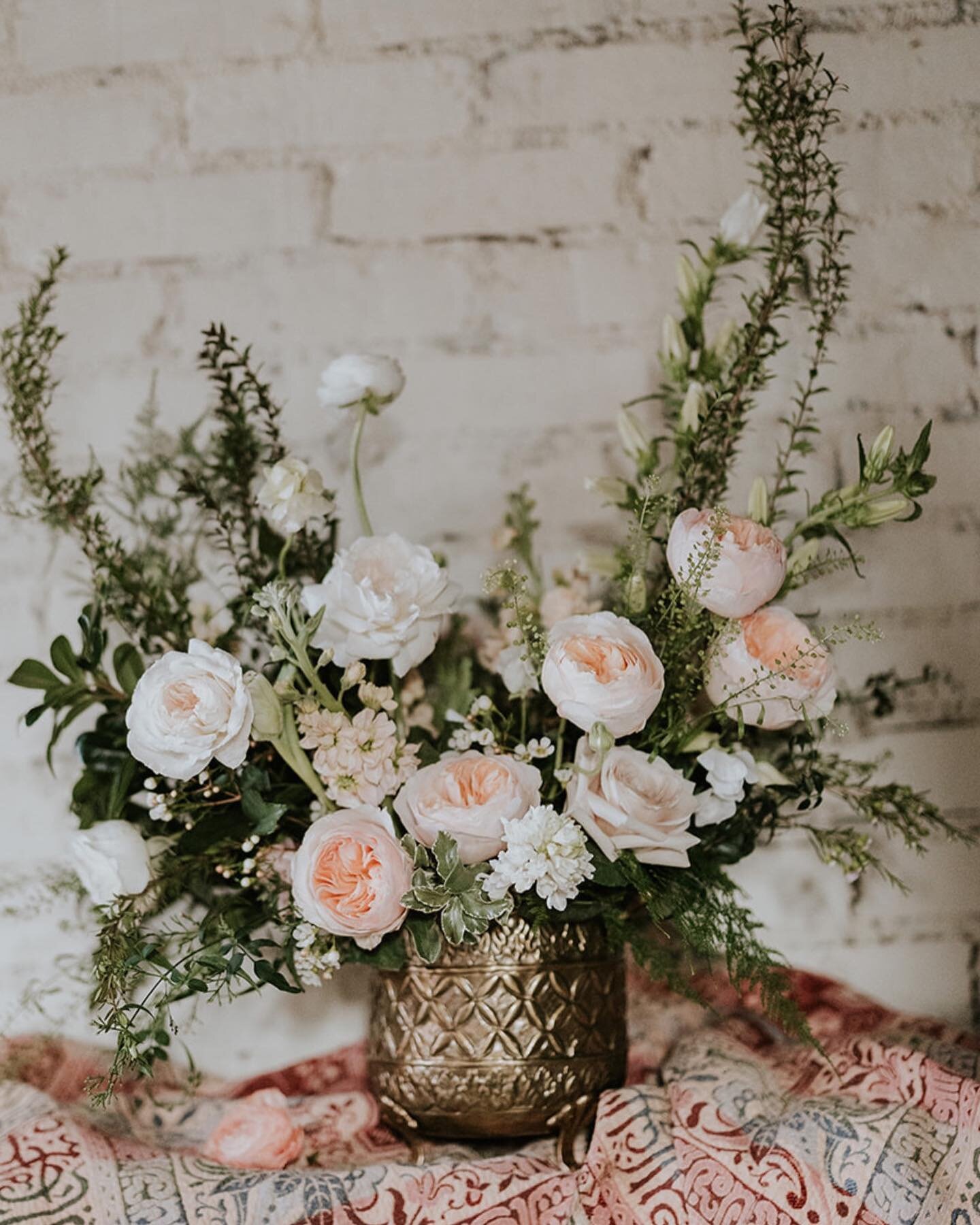 Thank you @jenniophoto for capturing one of my favorite Valentine&rsquo;s creations ❤️ in 2024. Sometimes one good photo from a holiday can make me so happy! After all, most of us florists love a good photo because it&rsquo;s the only way to memorial