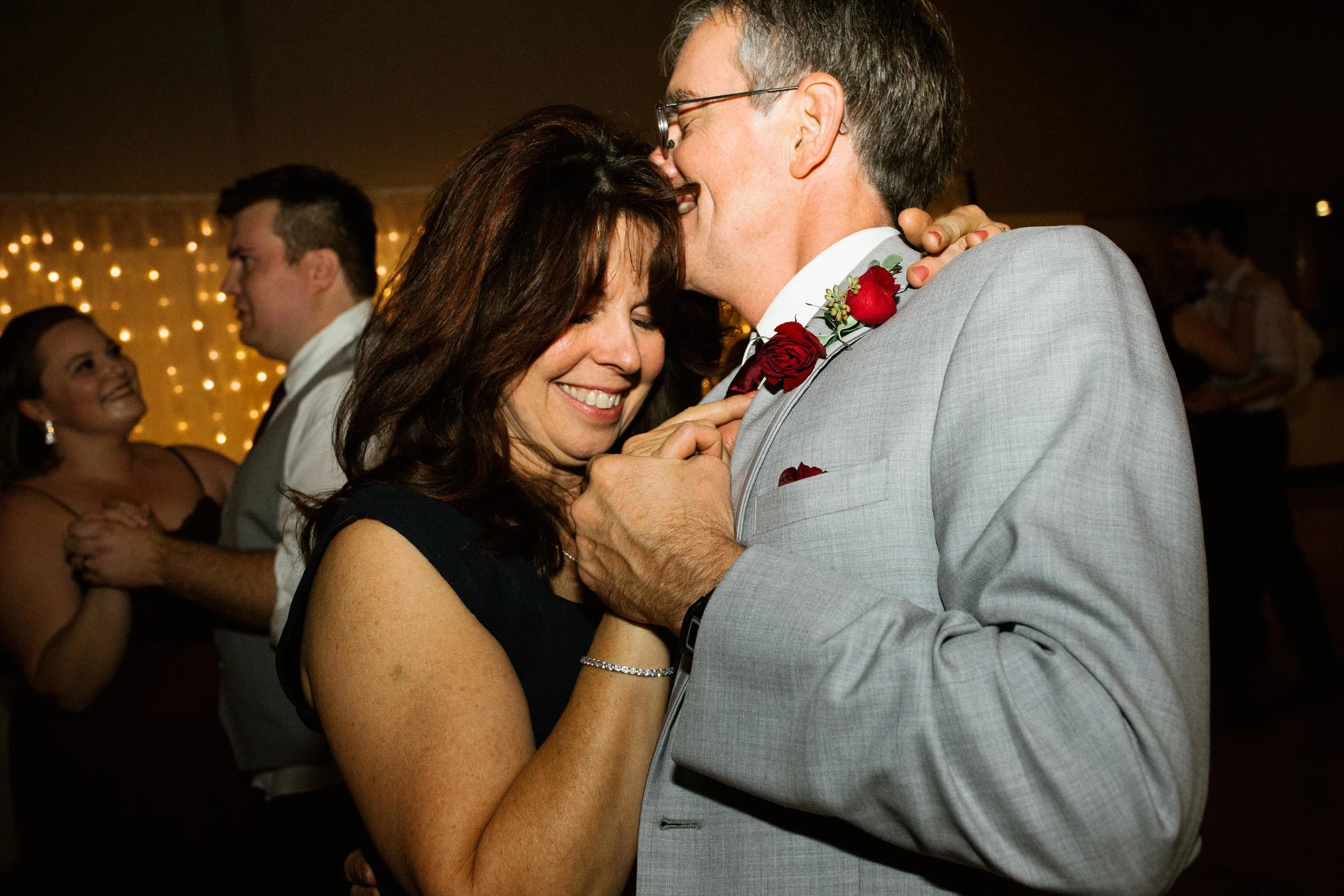 Brooke&Andrew-SneakPeekBLOG-114.jpg