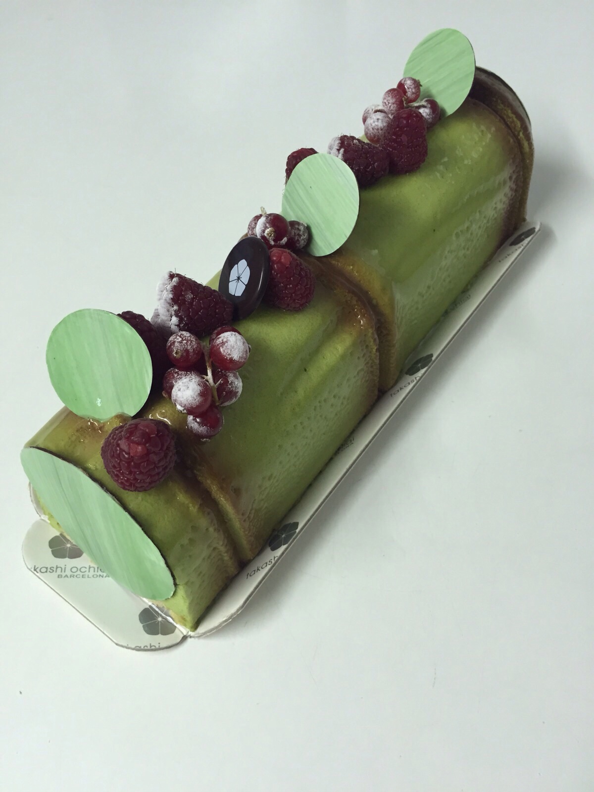 Mousse de xocolata blanca i te verd, coulis de gerds, mousse de xocolata Manjari 64% i pa de pessic de massapà.