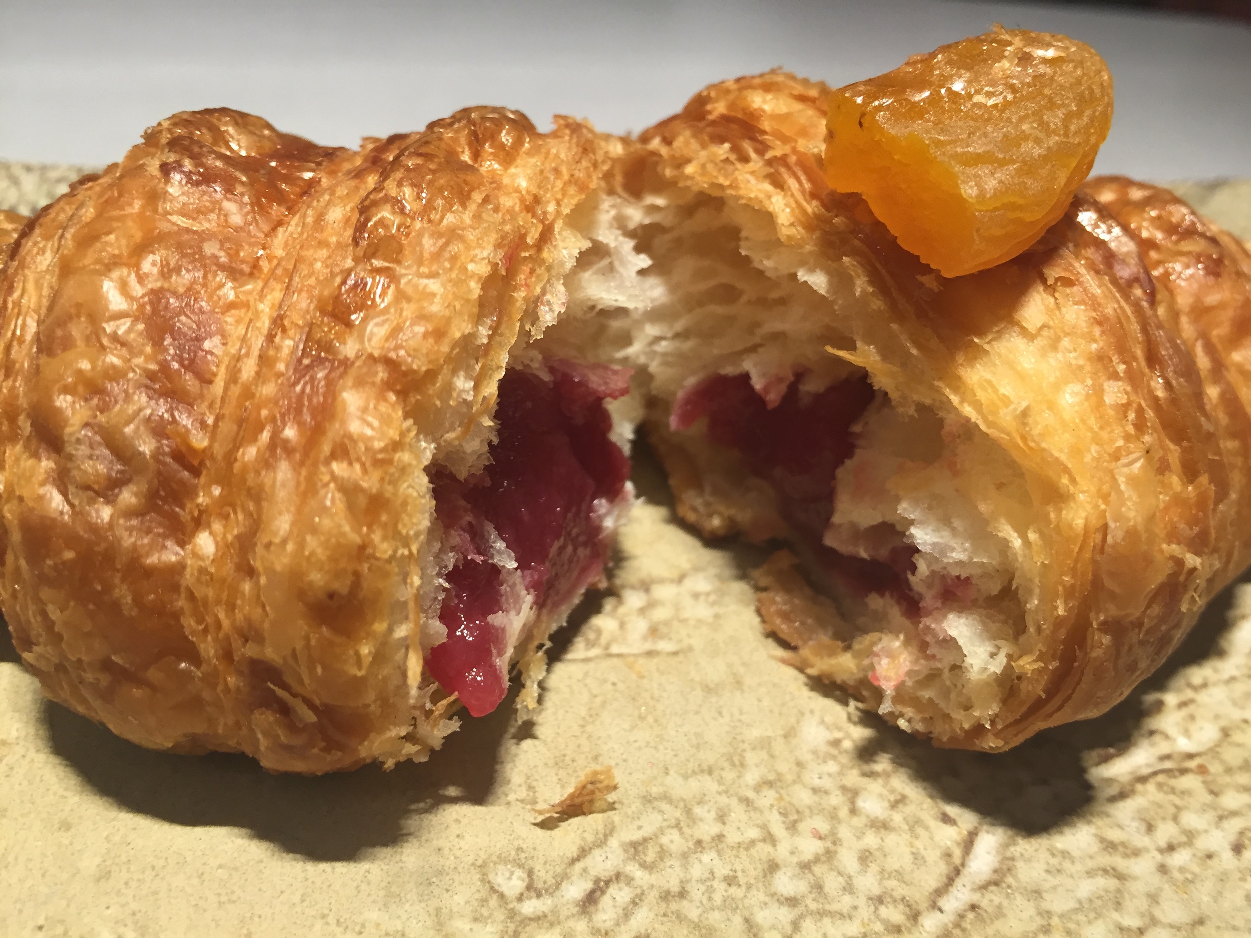 Croissant relleno de compota de melocotón