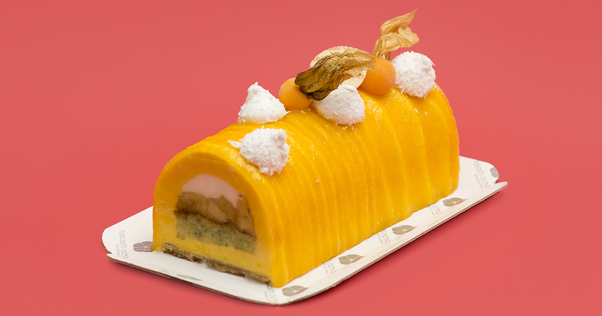 Tropical , mousse de mango y fruta de la pasión, mousse ligera de coco, piña macerada con anís estrellado, bizcocho de menta y albhaca y galleta de coco