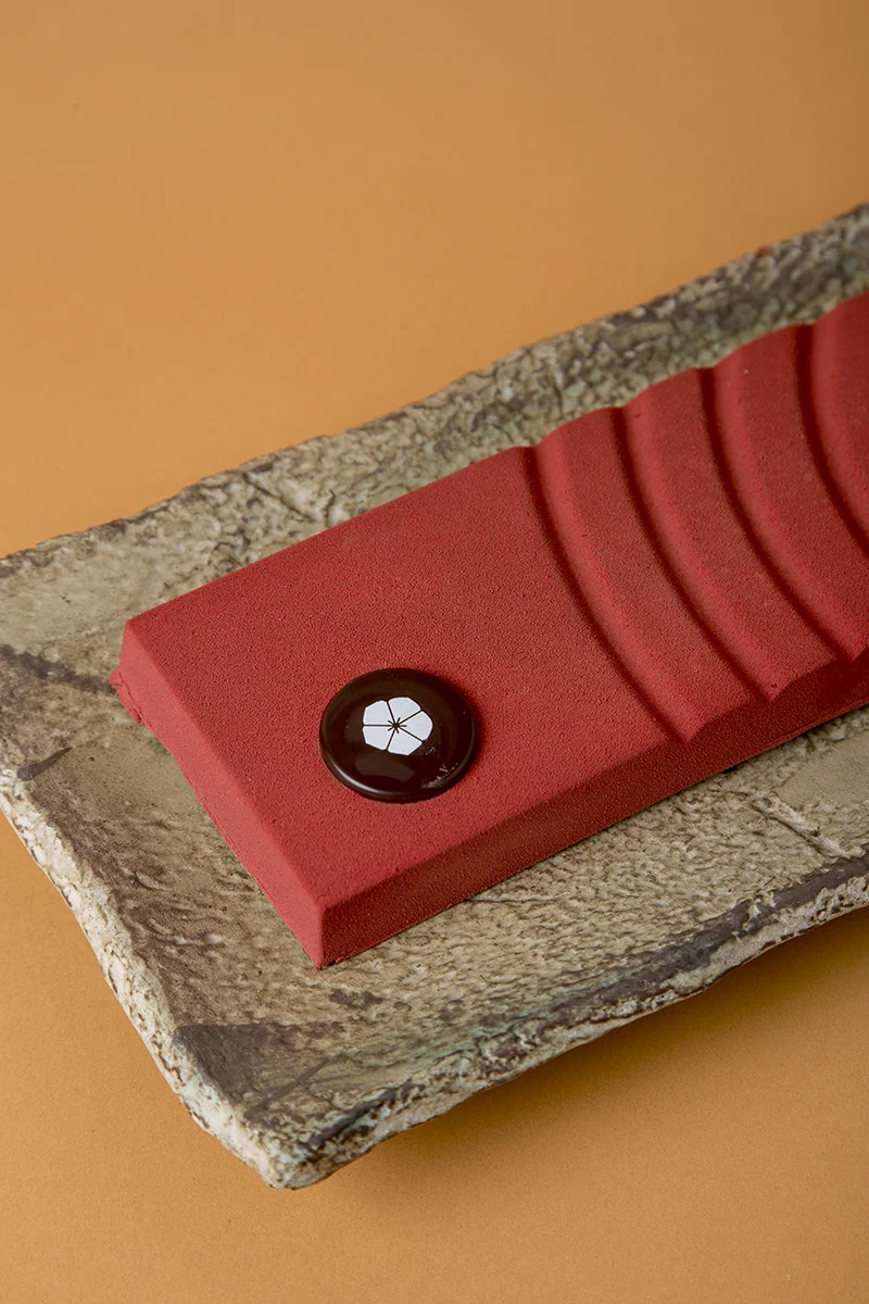 Turrón rojo de ganache de frambuesa con cobertura de chocolate negro